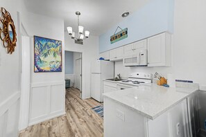 Fridge, microwave, oven, stovetop - Watefront King, Boat Dock & Pets OK, Walk 2 Beach (Indian Rocks Beach)