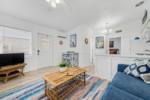 TV - Watefront King, Boat Dock & Pets OK, Walk 2 Beach (Indian Rocks Beach)