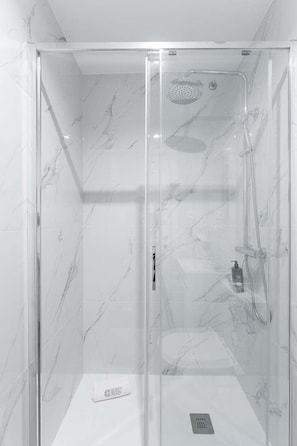 Shower, hair dryer, towels - GuestReady The 7 Seas - 'Adriatic Sea' (Porto)