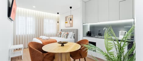 Iron/ironing board, Internet, bed sheets