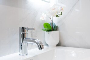 Bathroom - GuestReady The 7 Seas - 'Adriatic Sea' (Porto)