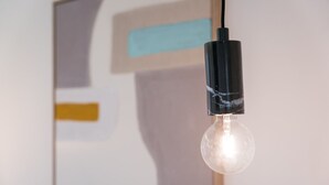 Une ampoule suspendue à un fil noir.