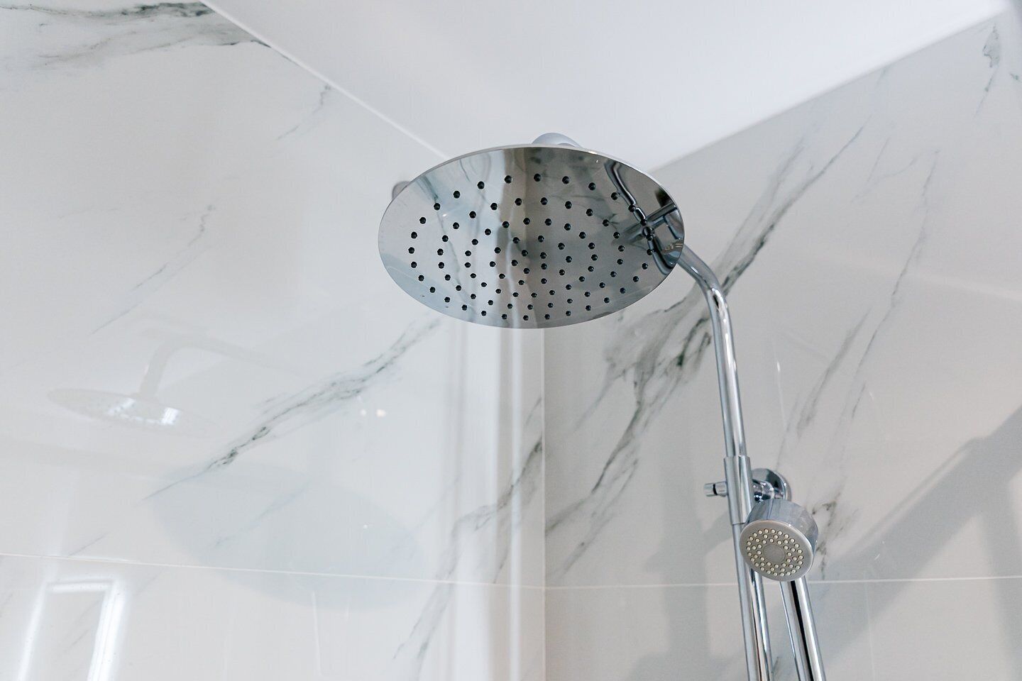 Regadera, secadora de cabello, toallas 