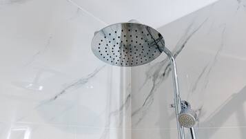 Regadera, secadora de cabello, toallas