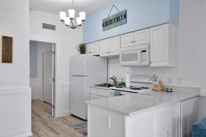 Fridge, microwave, oven, stovetop - Waterview Large 1B/1B Pet Friendly & Walk to Beach (Indian Rocks Beach)