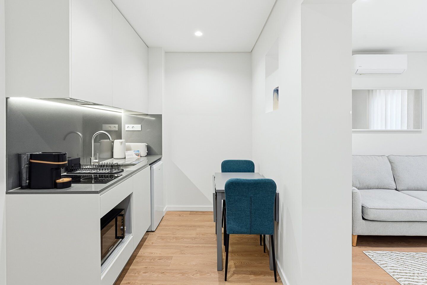 Kühlschrank, Mikrowelle, Wasserkocher mit Kaffee-/Teezubehör, Toaster