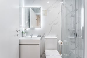 Douche, sèche-cheveux, serviettes fournies