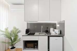 Fridge, microwave, coffee/tea maker, toaster - GuestReady The 7 Seas - 'Caribbean Sea' 1D (Porto)