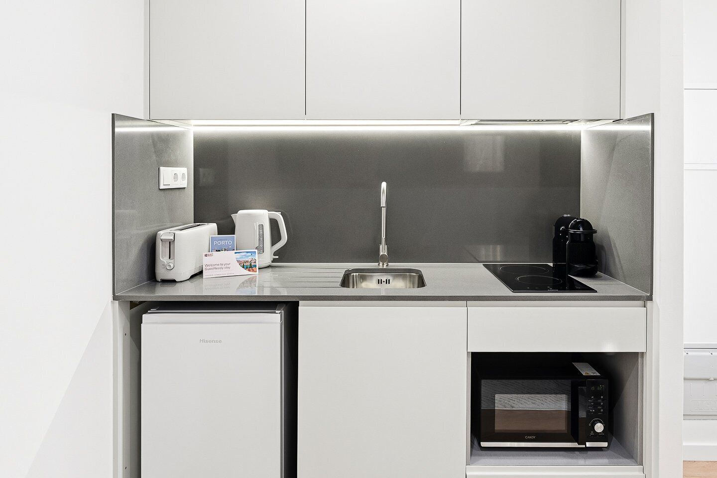 Réfrigérateur, micro-ondes, cafetière/bouilloire, grille-pain
