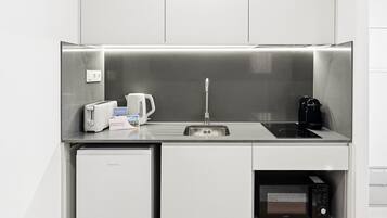 Réfrigérateur, micro-ondes, cafetiÚre/bouilloire, grille-pain