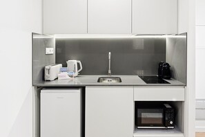 Réfrigérateur, micro-ondes, cafetière/bouilloire, grille-pain