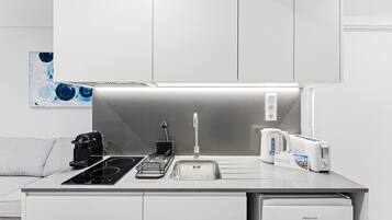 Réfrigérateur, micro-ondes, cafetiÚre/bouilloire, grille-pain