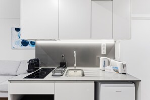 Réfrigérateur, micro-ondes, cafetière/bouilloire, grille-pain