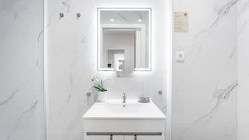 Douche, sĂšche-cheveux, serviettes fournies