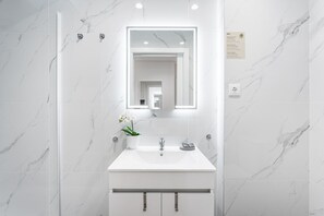 Douche, sèche-cheveux, serviettes fournies