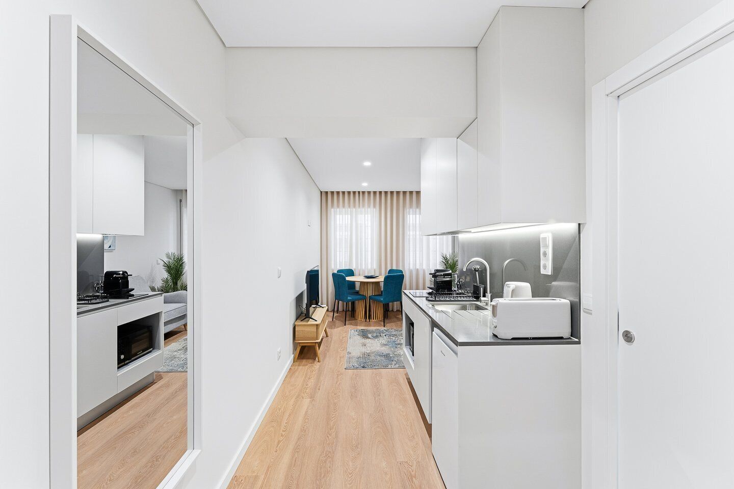 Kühlschrank, Mikrowelle, Wasserkocher mit Kaffee-/Teezubehör, Toaster