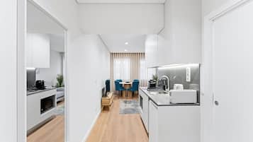 Réfrigérateur, micro-ondes, cafetiÚre/bouilloire, grille-pain