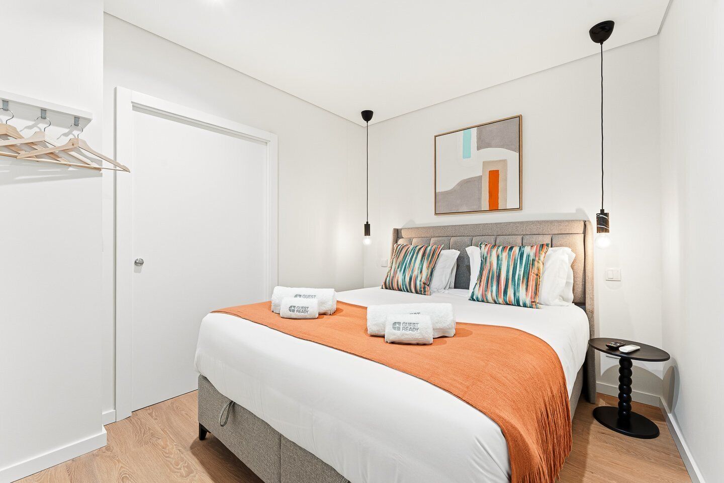 Strygejern/strygebræt, internetforbindelse, sengetøj