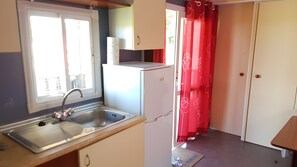 Réfrigérateur, micro-ondes, plaque de cuisson, cafetière/bouilloire