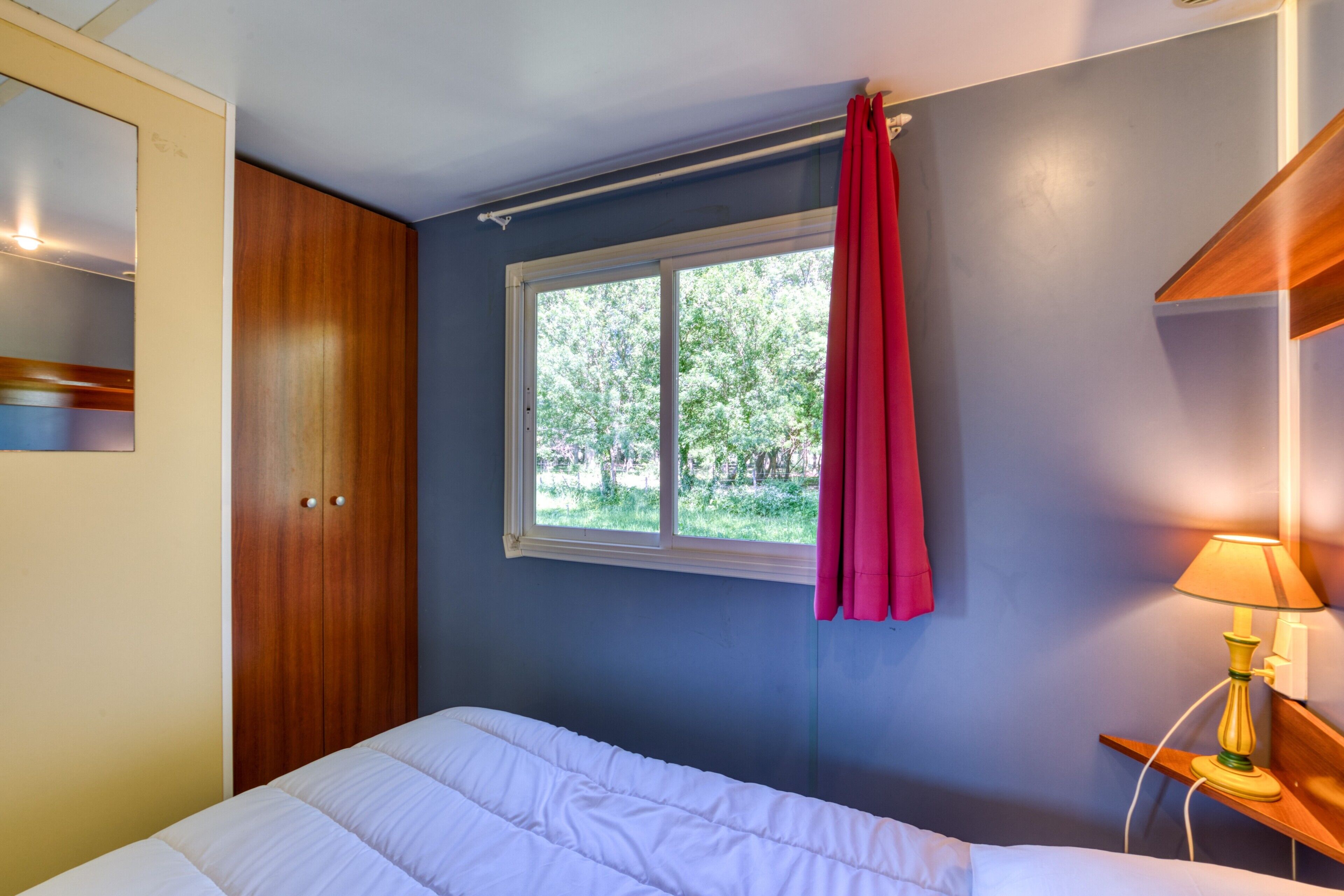 Tabla de planchar con plancha y ropa de cama 