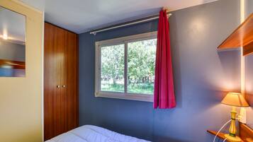 Tabla de planchar con plancha y ropa de cama