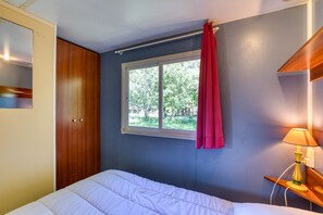 Iron/ironing board, bed sheets