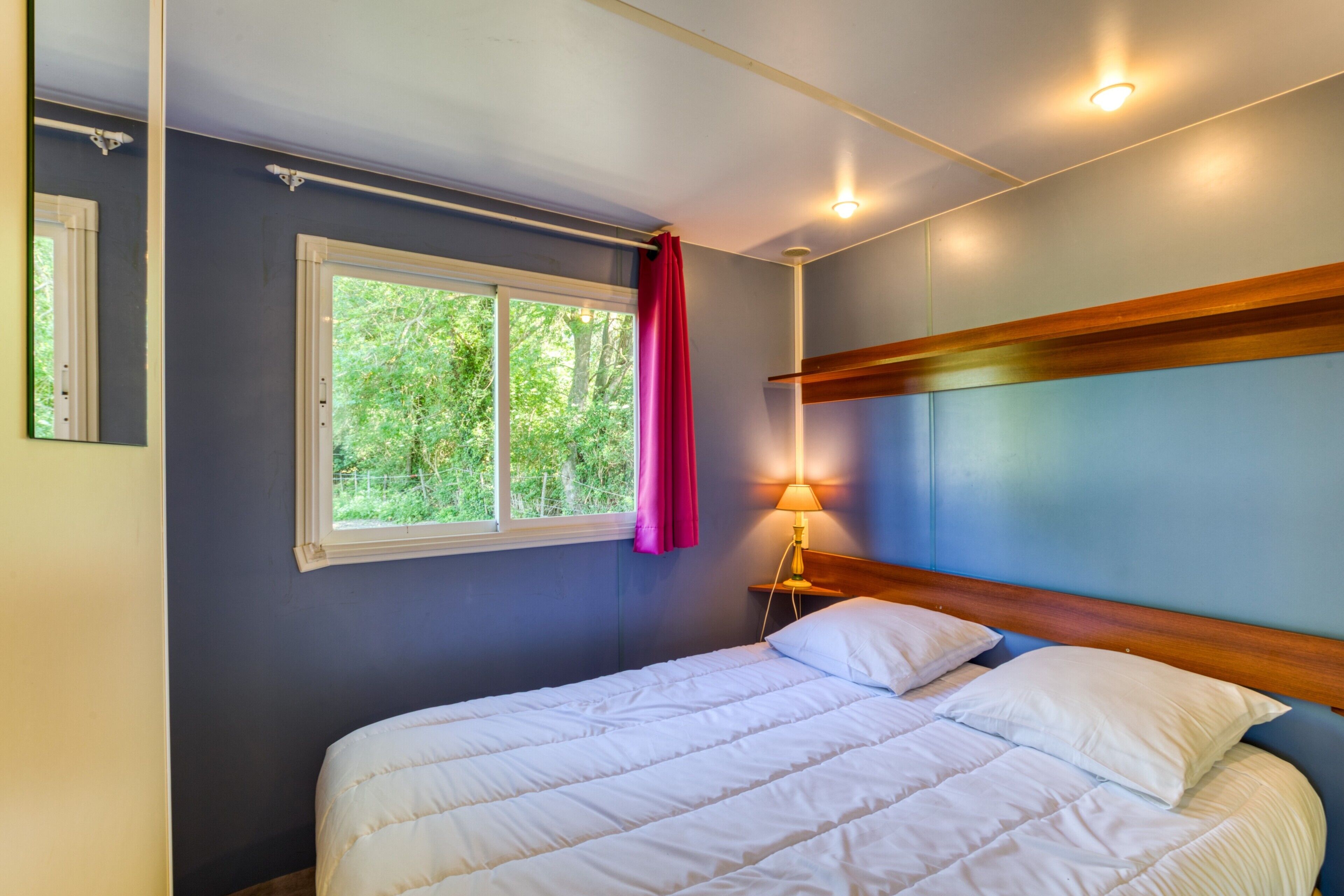 Iron/ironing board, bed sheets