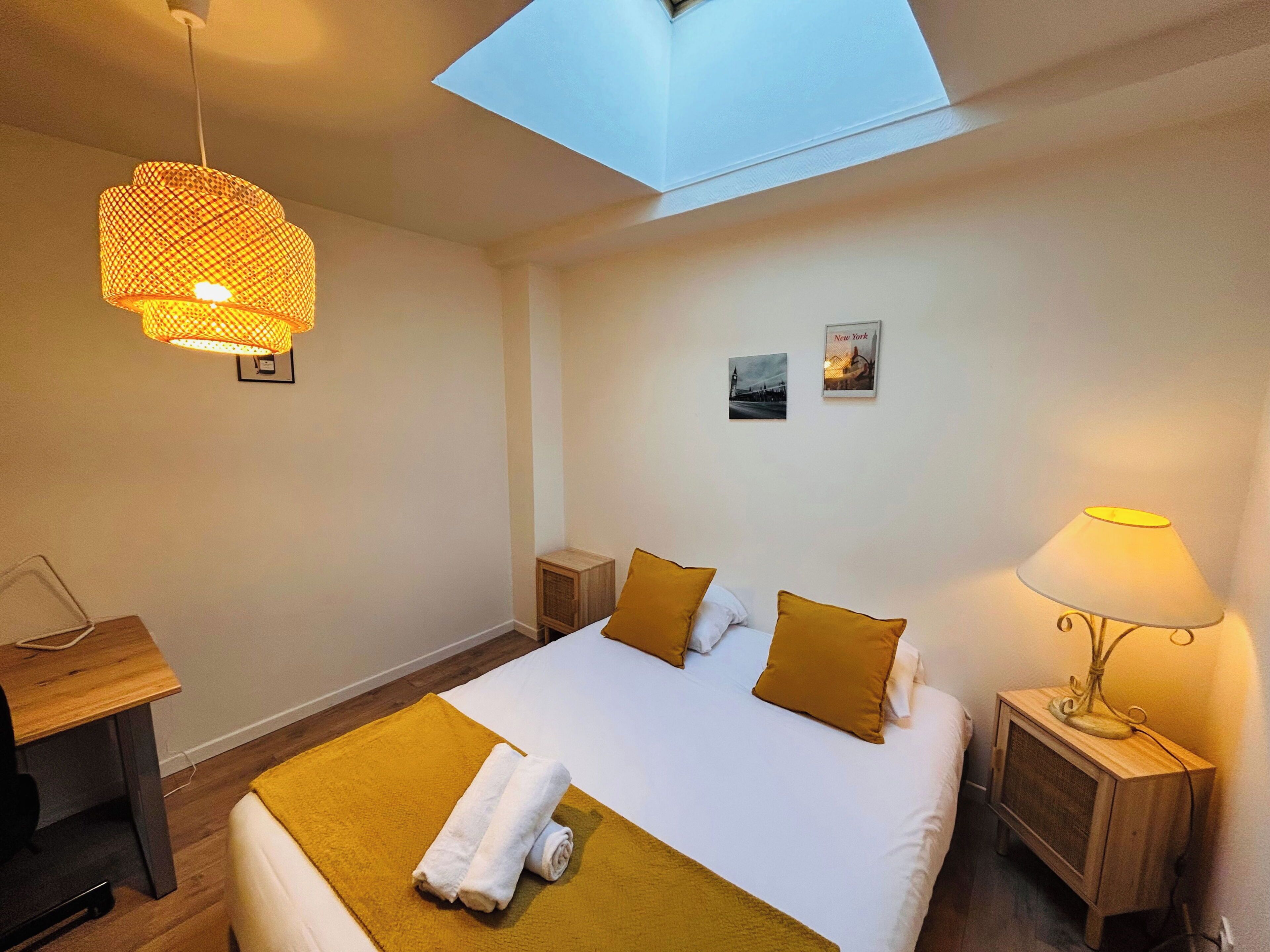 Een bureau, wifi, beddengoed