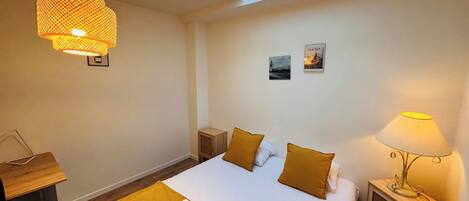 Een bureau, wifi, beddengoed