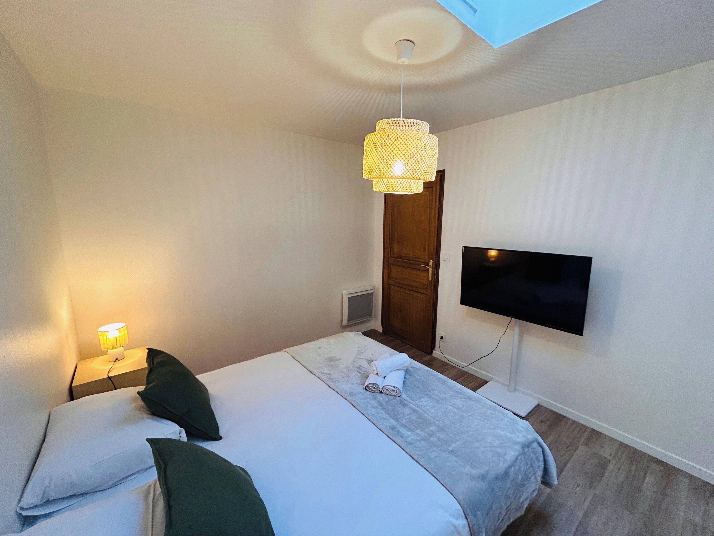Desk, WiFi, bed sheets