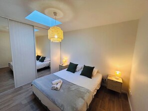 Desk, WiFi, bed sheets