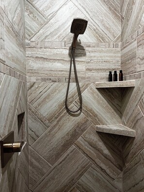 Douche, séchoir à cheveux, serviettes fournies, savon
