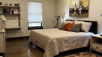 Tabla de planchar con plancha, wifi y ropa de cama