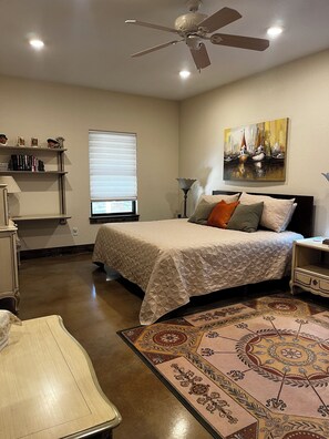 Tabla de planchar con plancha, wifi y ropa de cama