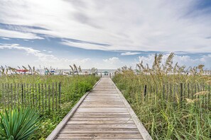 Beach - 3BR, 2BA Oceanfront Beach Condo w/ 270° Views & Balcony access from every room (Myrtle Beach)