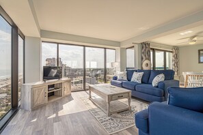 Living area - 3BR, 2BA Oceanfront Beach Condo w/ 270° Views & Balcony access from every room (Myrtle Beach)