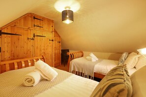 3 bedrooms, desk, iron/ironing board, travel crib - Two Hoots - North East Escapes (Whittingham)