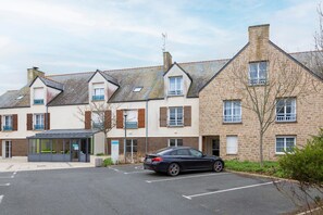 Exterior - Apartment “L'Eclose - Les Korrigans” with Shared Pool, Garden, and Wi-Fi (Guilvinec)