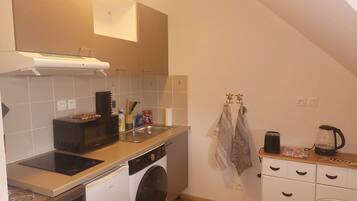 Kühlschrank, Mikrowelle, Herdplatte, Geschirrspüler