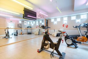 Fitness facility - “L'Eclose - Les Korrigans” Apartment with Shared Pool, Garden & Wi-Fi – Near GR34 (Guilvinec)