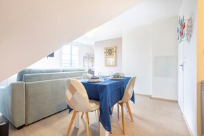Dining - “L'Eclose - Les Korrigans” Apartment with Shared Pool, Garden & Wi-Fi – Near GR34 (Guilvinec)