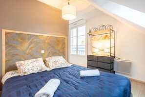 Tabla de planchar con plancha, wifi, ropa de cama