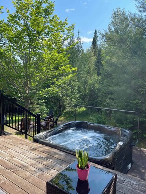 Outdoor spa tub - Spa et Waterfront | Cachette du Petit Lac (Chertsey)