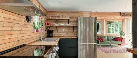 Refrigerador, microondas, horno y parrilla de estufa