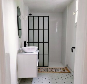 Bathroom - Charming Normandy cottage halfway between Paris and Dieppe! (Neuf-Marché)