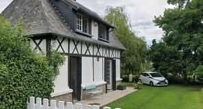 Exterior - Charming Normandy cottage halfway between Paris and Dieppe! (Neuf-Marché)