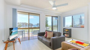 Smart TV, books - Ocean Views at Acacia - Beachfront Apartment (Kingscliff)