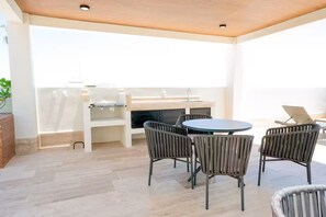 Outdoor dining - New front beach apartment with golf cart (Puerto Morelos)