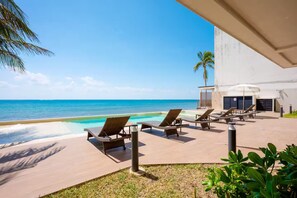 Pool - New front beach apartment with golf cart (Puerto Morelos)