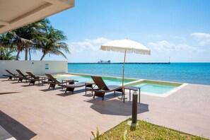 Pool - New front beach apartment with golf cart (Puerto Morelos)
